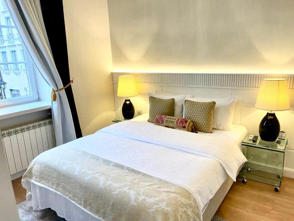 Luxury Suites & Apartments Mondrian Market Square II Warsaw Room photo