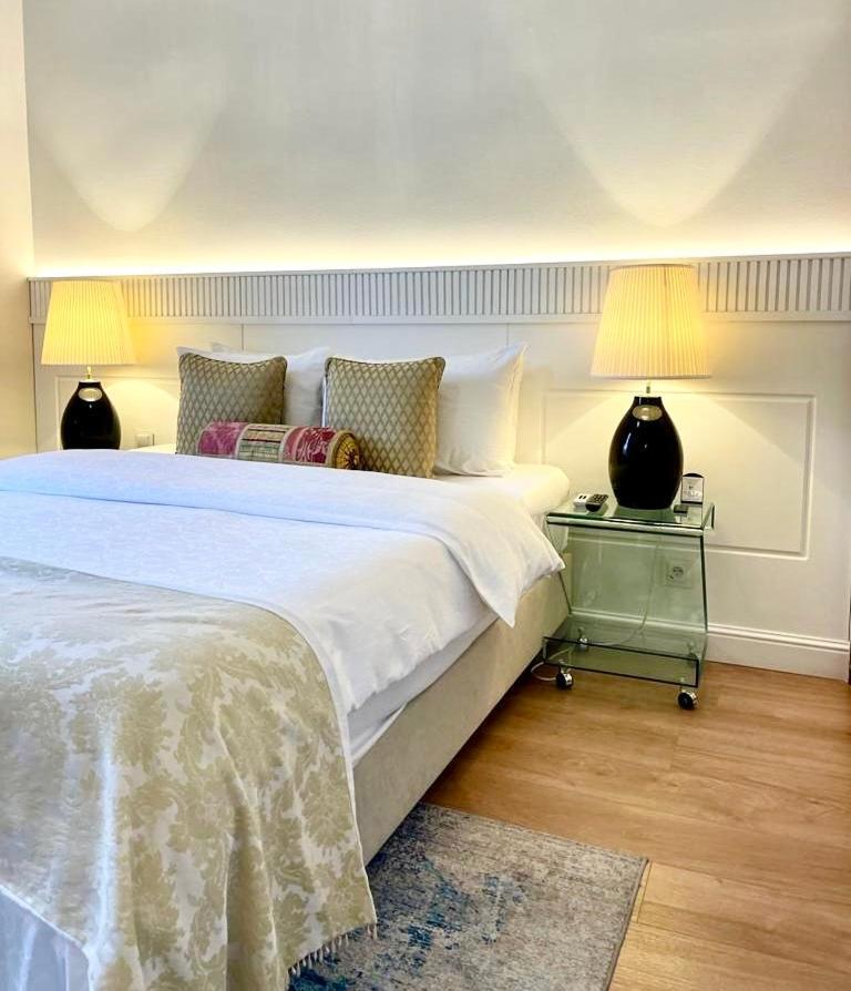 Luxury Suites & Apartments Mondrian Market Square II Warsaw Room photo