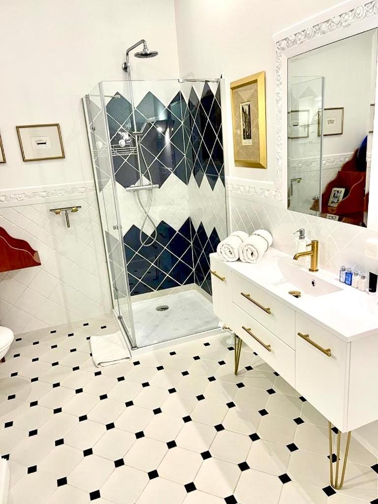 Luxury Suites & Apartments Mondrian Market Square II Warsaw Room photo