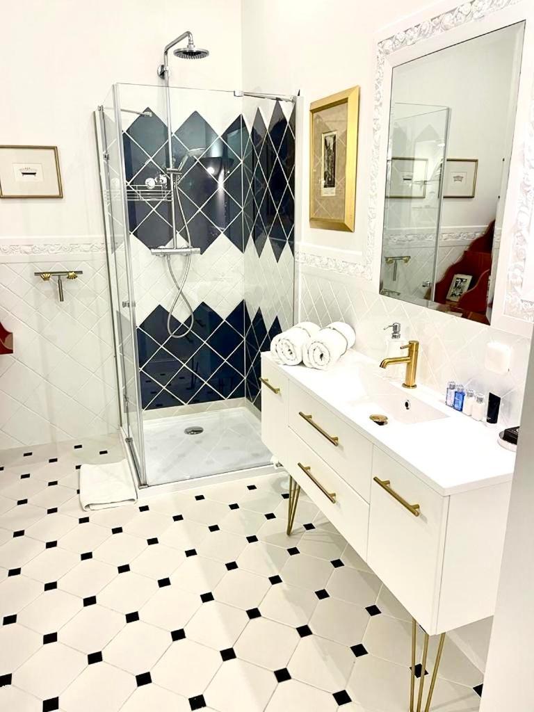 Luxury Suites & Apartments Mondrian Market Square II Warsaw Room photo