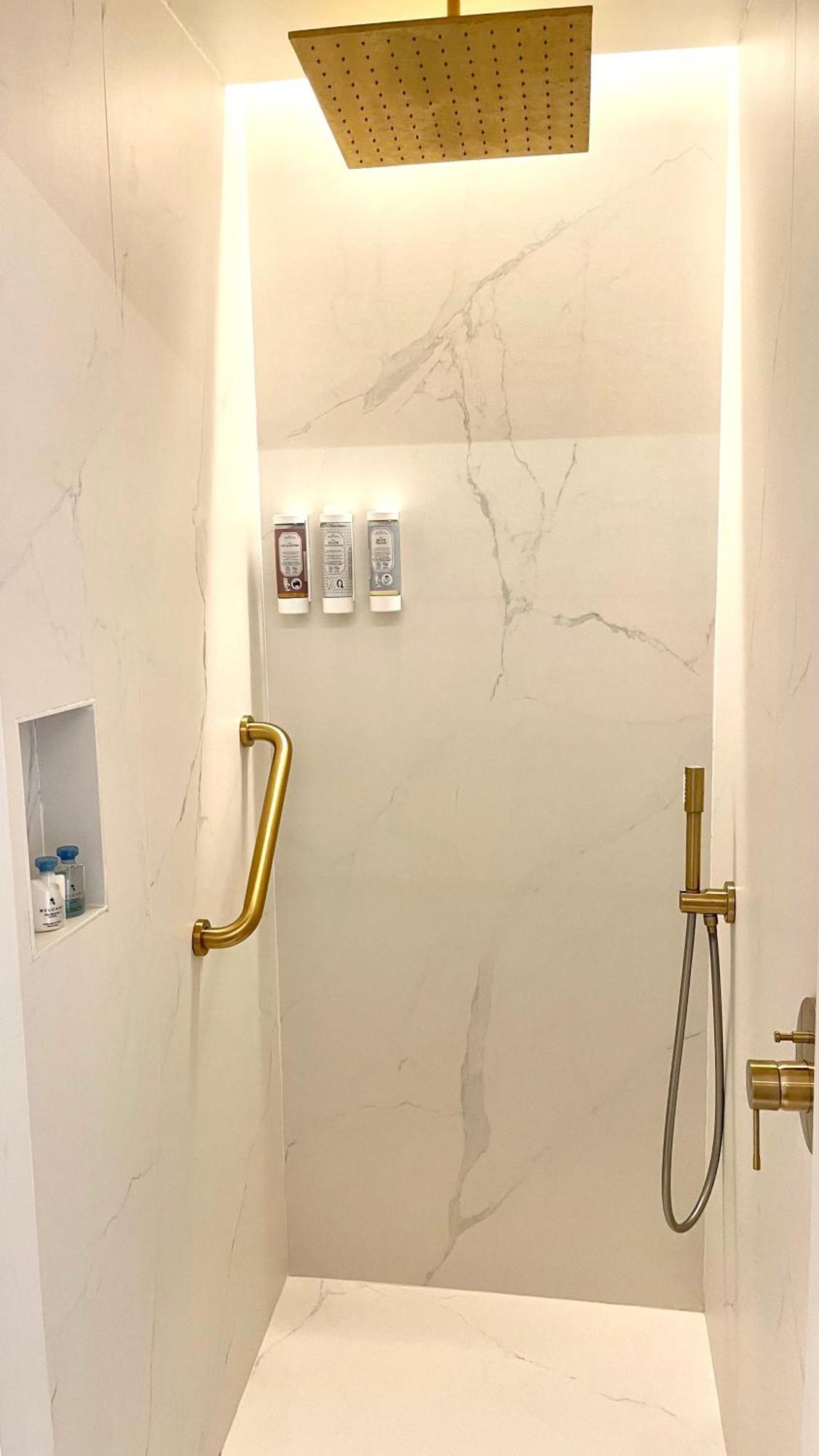 Luxury Suites & Apartments Mondrian Market Square II Warsaw Room photo