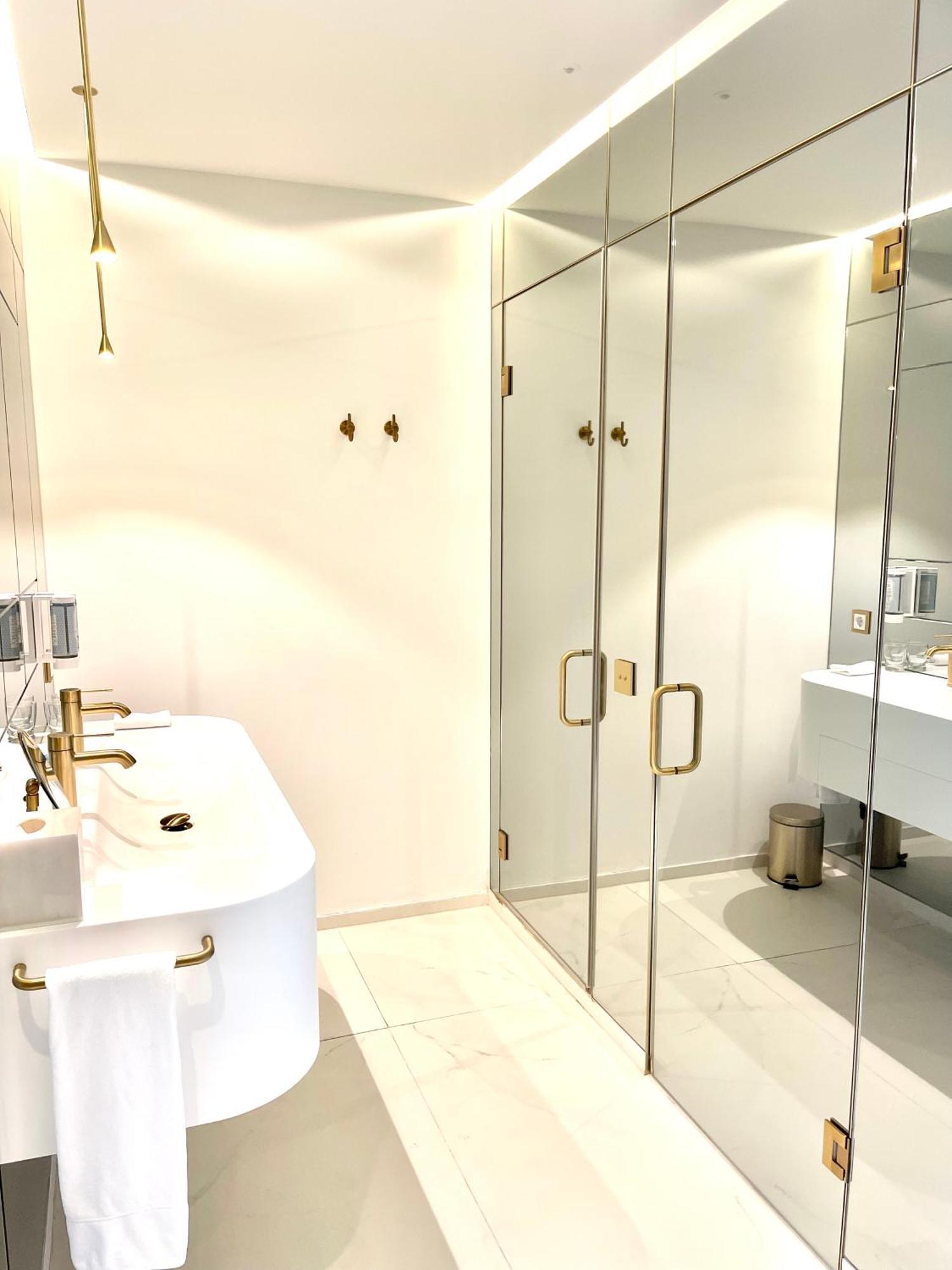 Luxury Suites & Apartments Mondrian Market Square II Warsaw Room photo